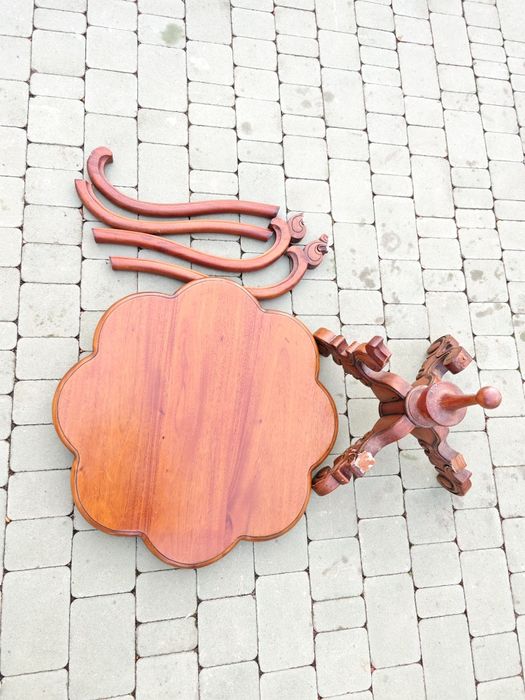 Столик в стилі рококо