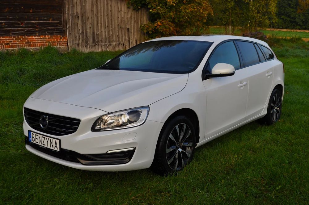 Volvo V60 2.0 152KM benzynka 138000km SKÓRA bixenon NAVI serwis LED kamera