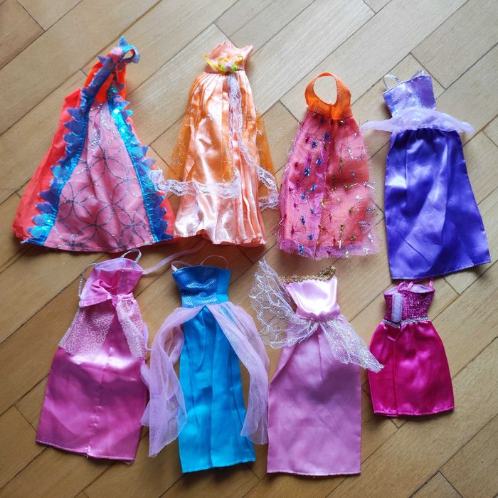 Zestaw lalki Barbie 9 duże +14 małe + dużo ubrań