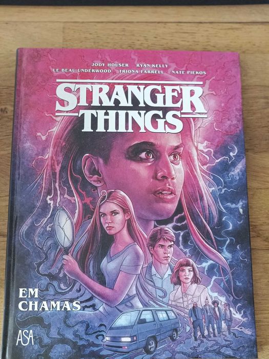 Livro Stranger Things "Em chamas" BD
