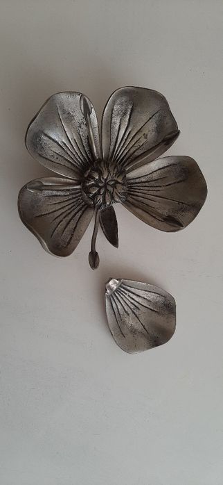 Cinzeiro em estanho com formato de flor (raro)