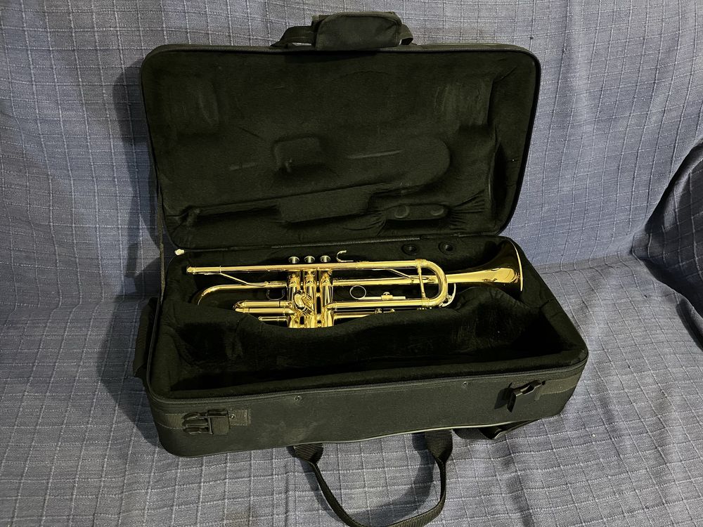 Trompete Yamaha YTR2335 com caixa