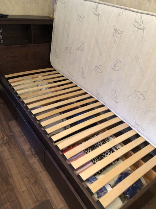 Ліжко з цільного дерева з матрасом