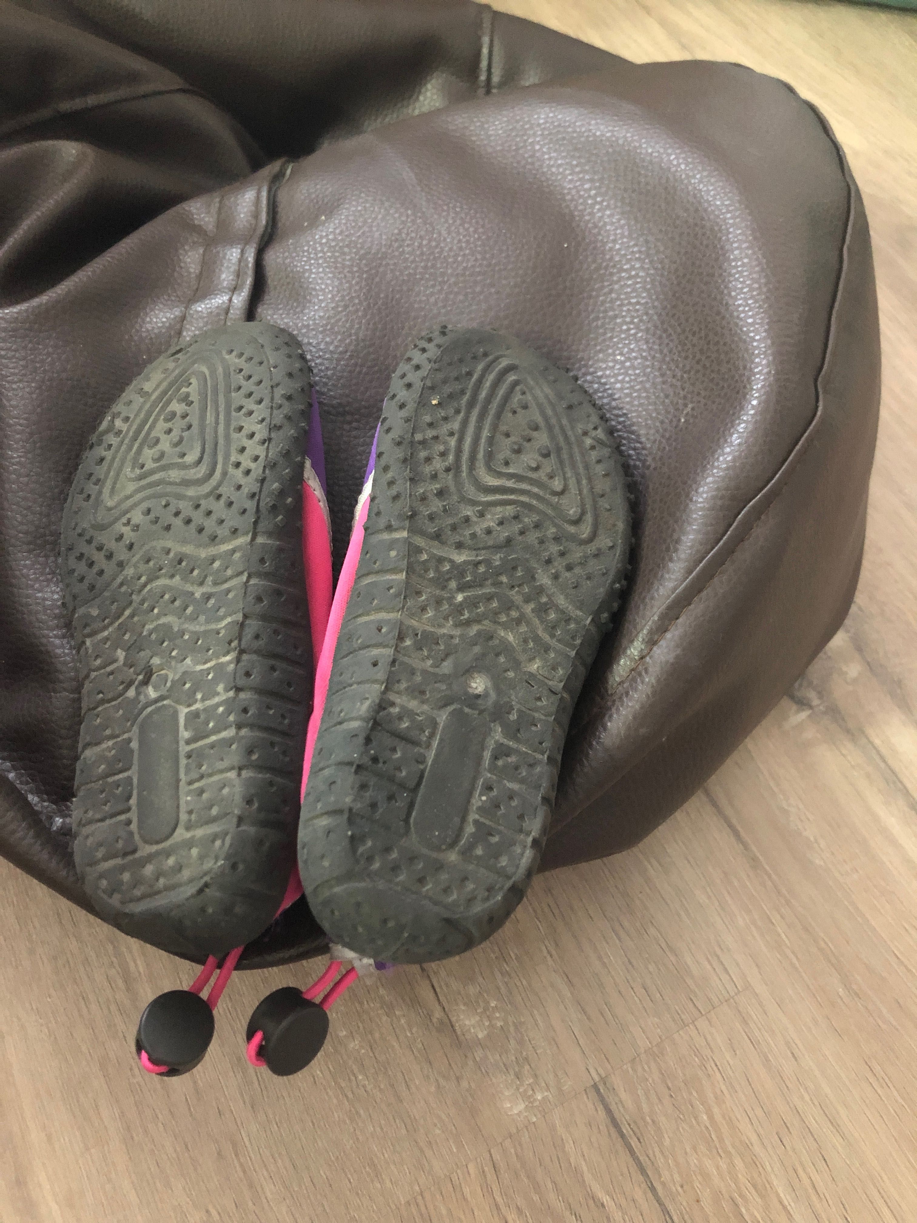 Sapatos água sola antiderrapante - muito versátil e ajustável atrás