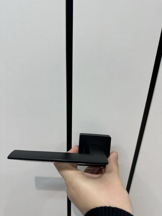 Межкомнатные дверные ручки Ajax на розетке сатин и черный цвет