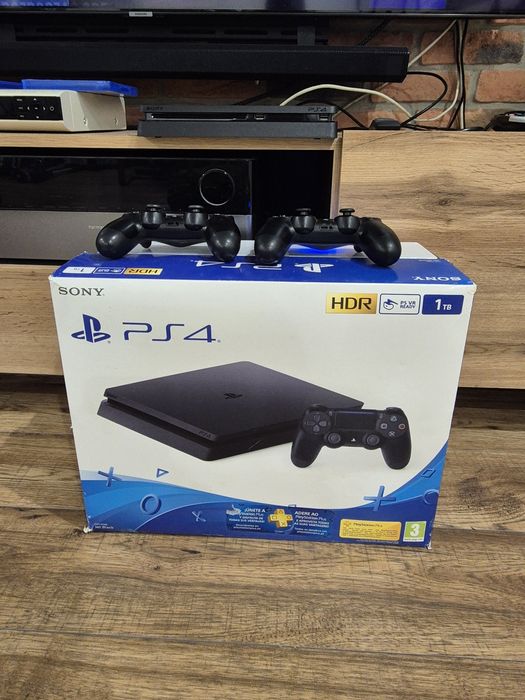 Konsola playstation PS4 dysk 1 TB 2 pady komplet