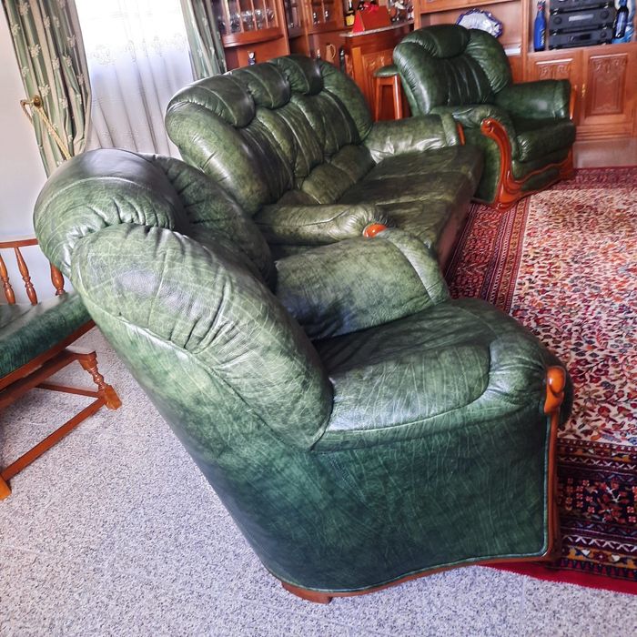 1 sofa que faz cama, 2 cadeirões + 1 carpete