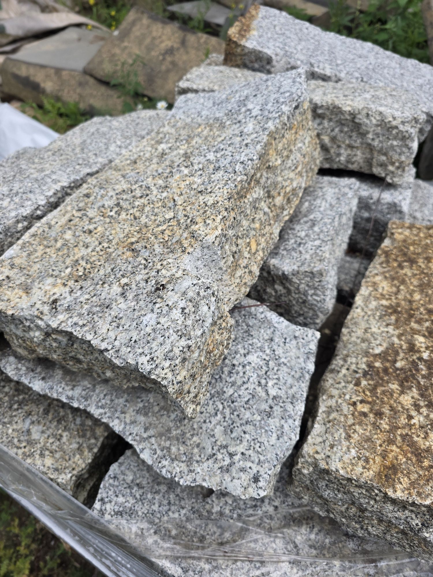 Obrzeża granit łupane