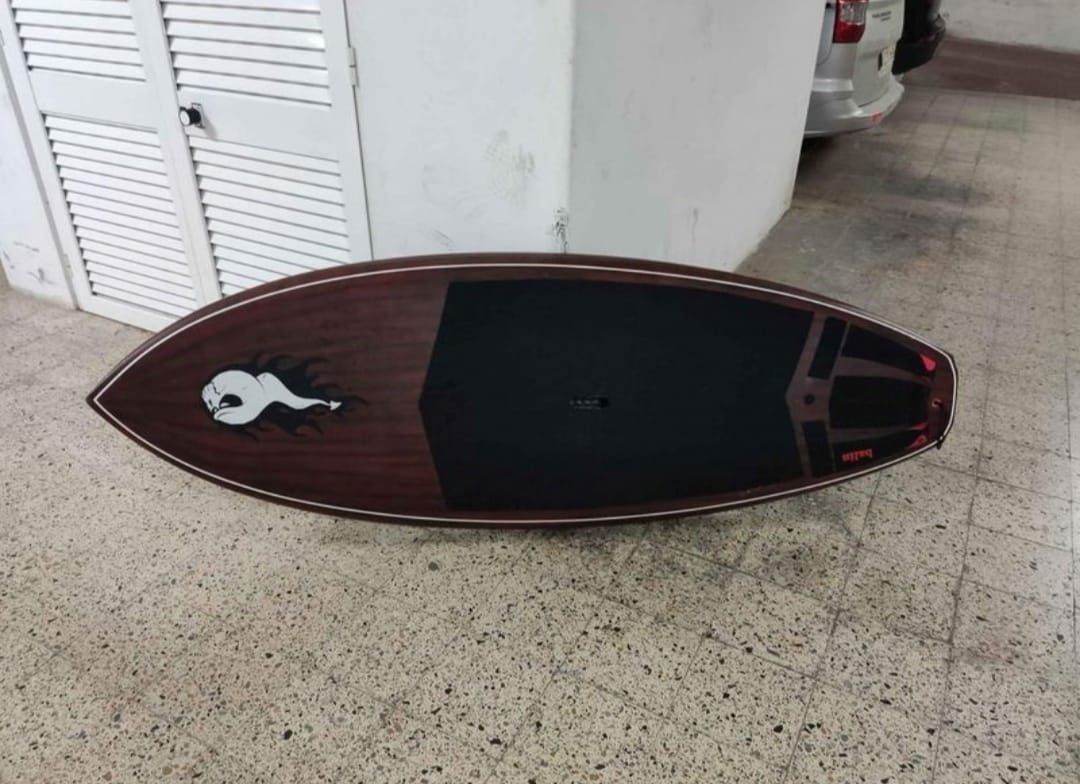 Vendo prancha Sup, da marca Gong, com capa. 7'3 de tamanho e 125L.