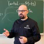 Explicador de matemática com suporte online.