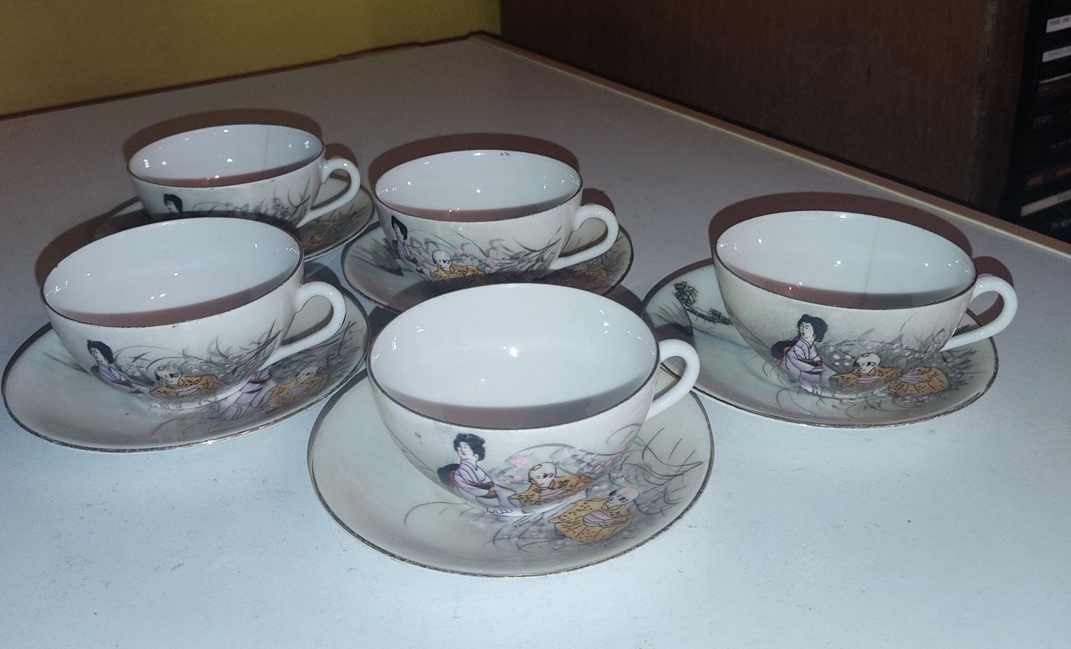 5 chávenas muito antigas de porcelana da Vista Alegre 1881/1921