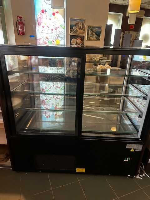 Witrynę chłodniczo cukierniczą sprzedam