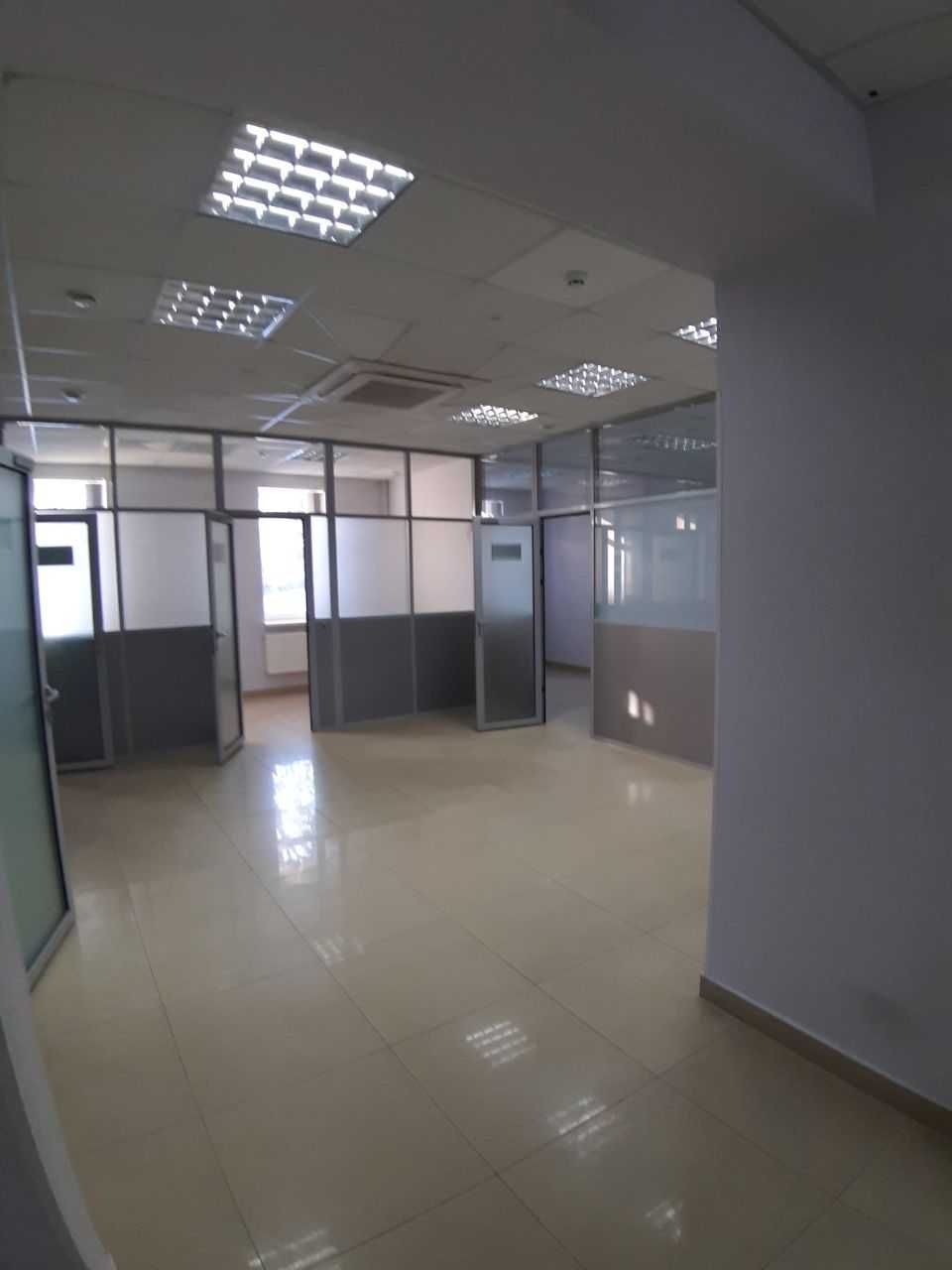 Оренда будівлі з прилеглою територією в центрі,  1100 м2 (БЕЗ КОМІСІЇ)