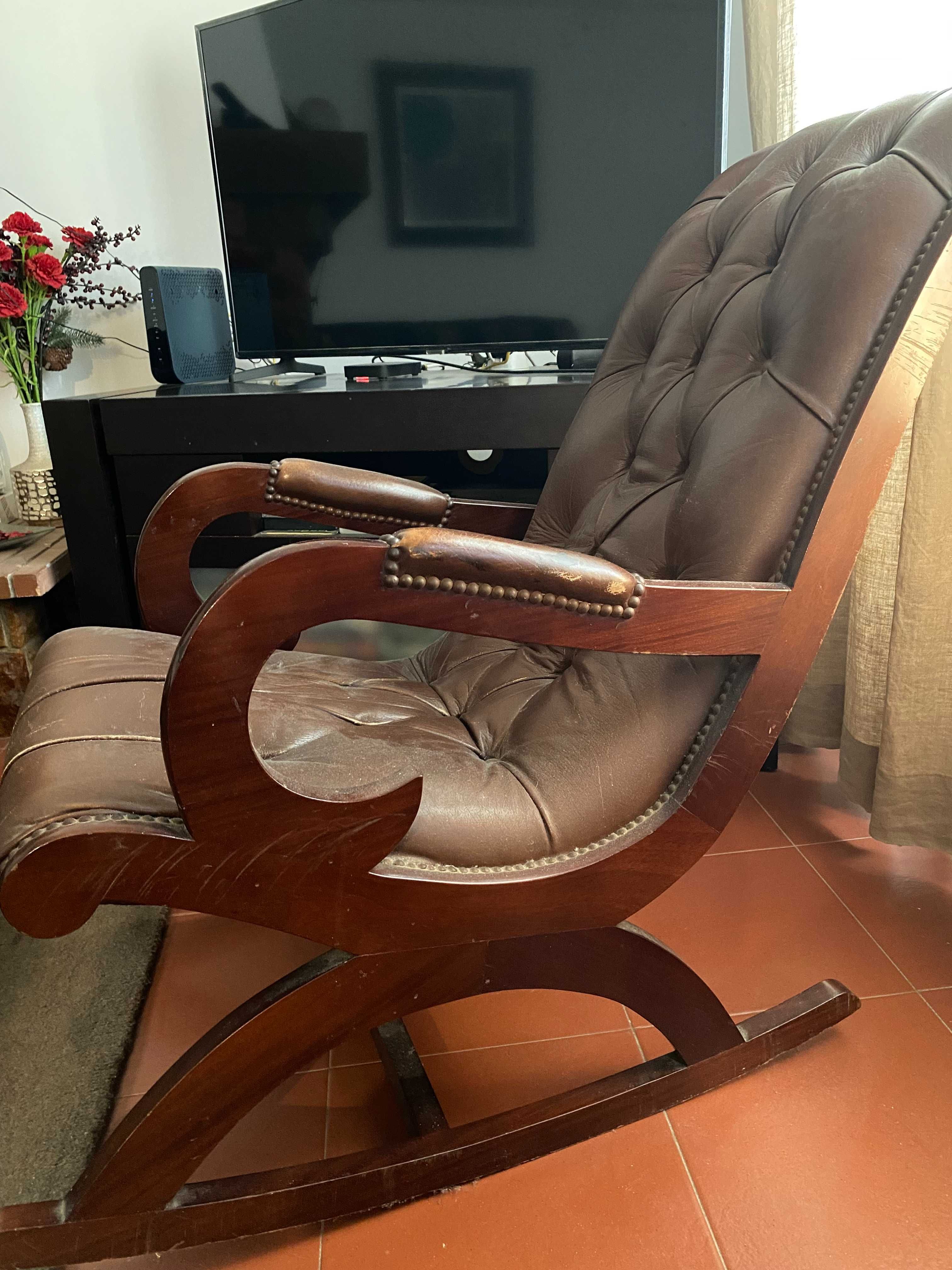 Cadeira de baloiço Chesterfield antiga