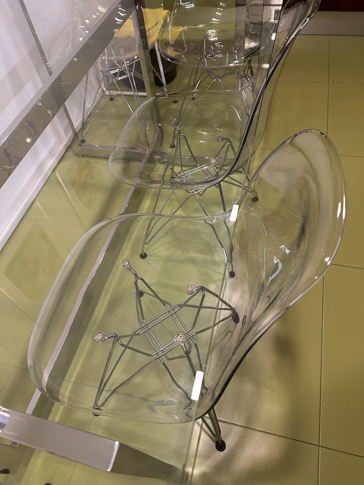 Cadeiras em acrilico transparente da Sklum como novas
