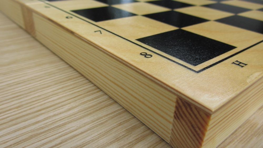 шахматная доска деревянная