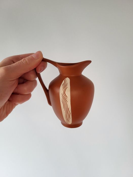 Gliniany mlecznik dzbanek