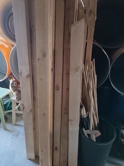 Tábuas e barrotes de pinho em bom estado