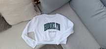 Biala bluza z napisem Brooklyn r M