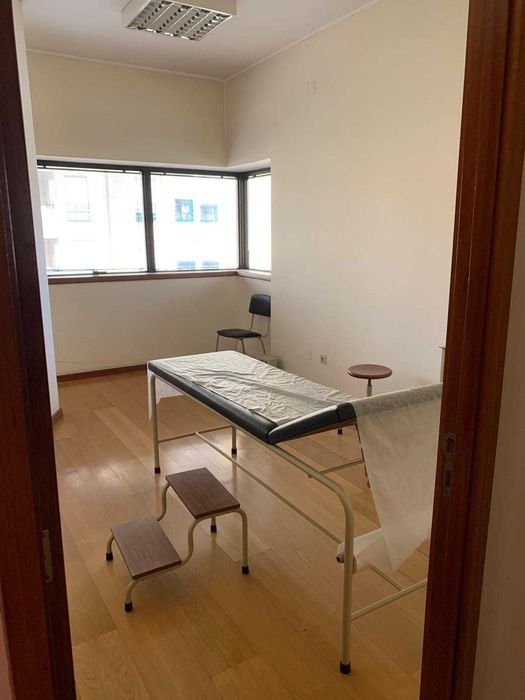 consultório médico escritório secretária cadeiras mesa marquise