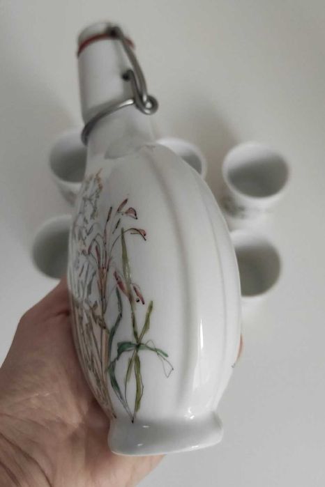 Fürstenberg, porcelanowa piersiówka z kieliszkami