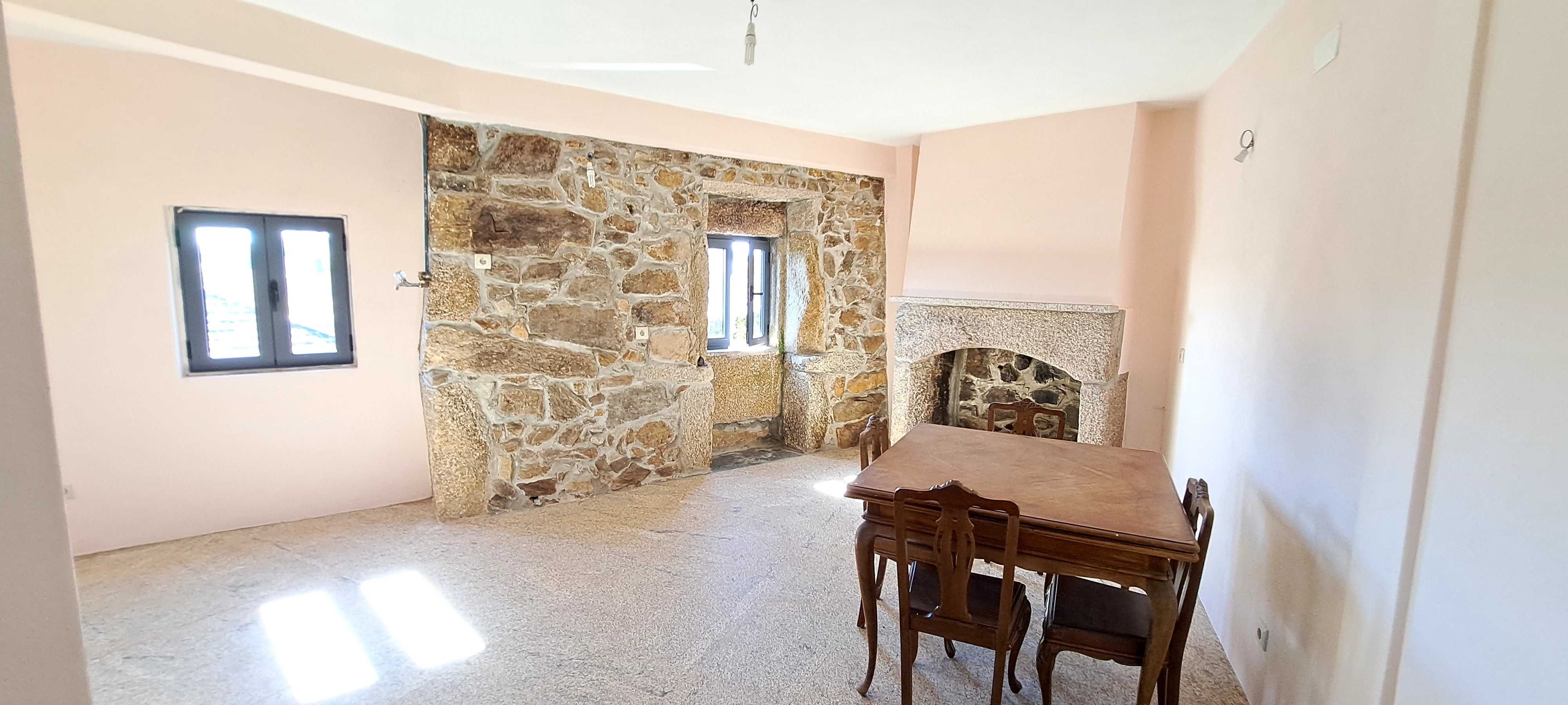Casa em reconstrução, bem localizada na aldeia a 5 min do Sátão.