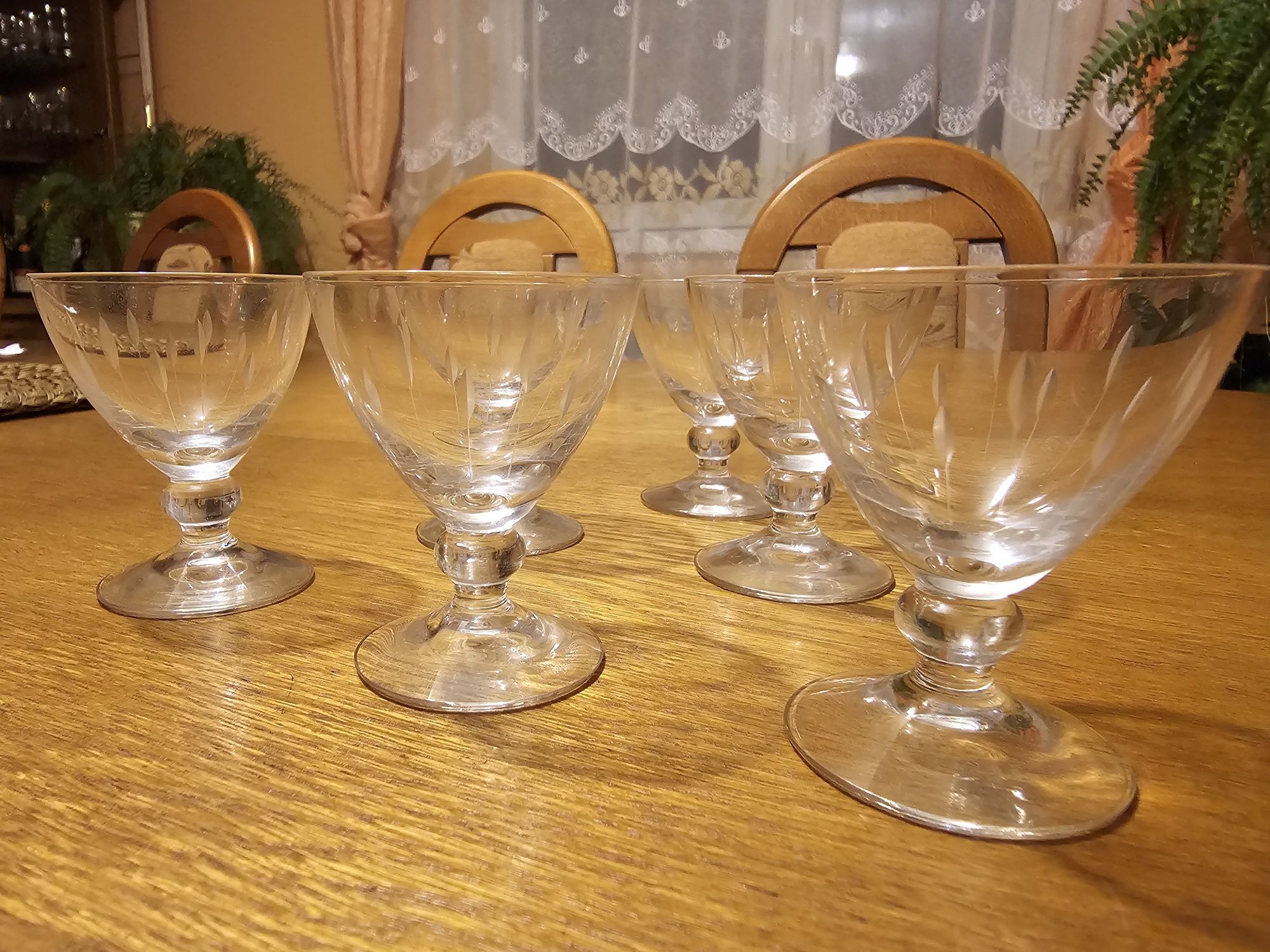 Kieliszki uranowe-manganowe. UNIKA T