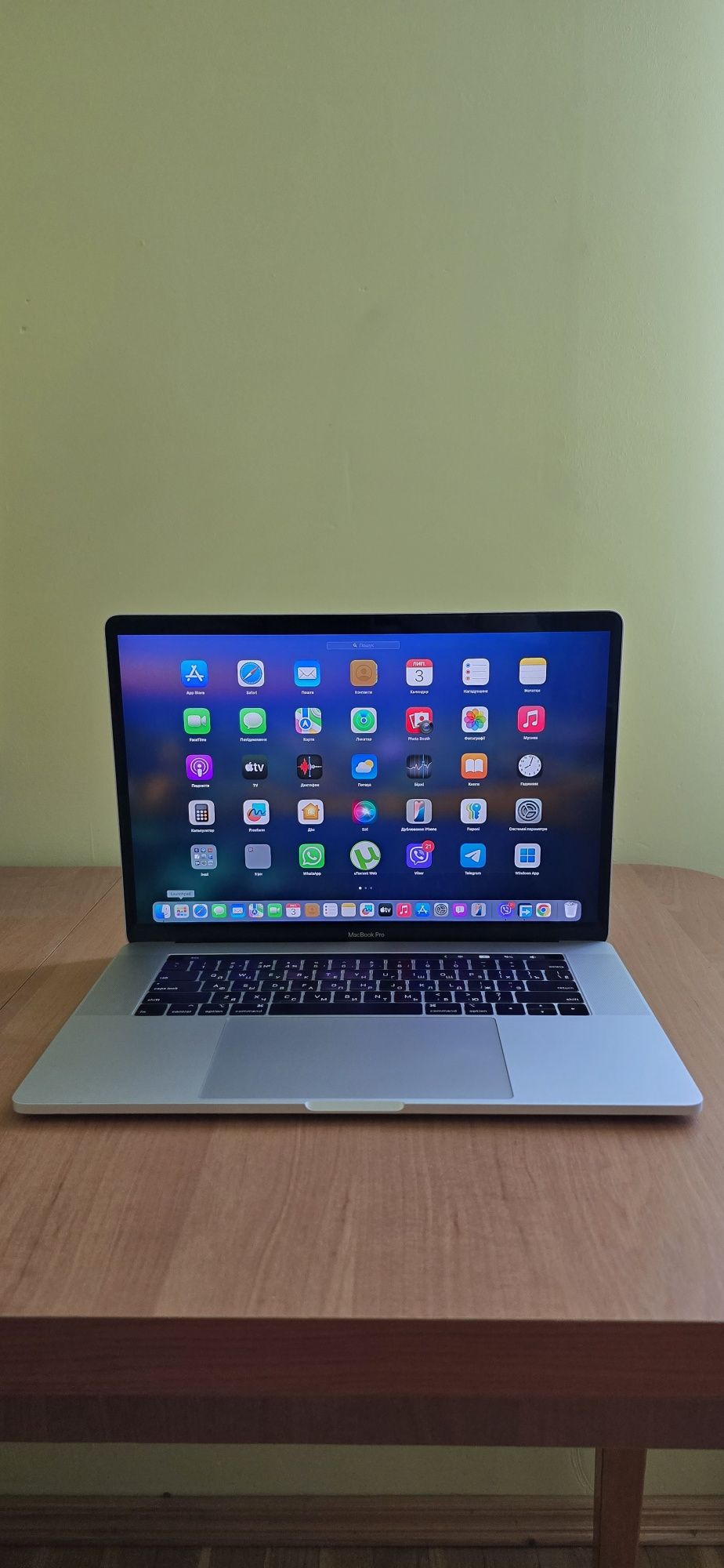 Ноутбук Apple MacBook 15" 2018 Touchbar i7 16/256 Radeon 555X