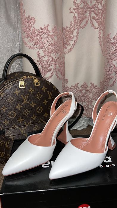 Туфли новые . Белые