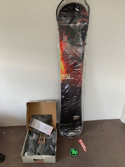 Snowboard Never Summer SL 155 com Bindings Flux - como nova