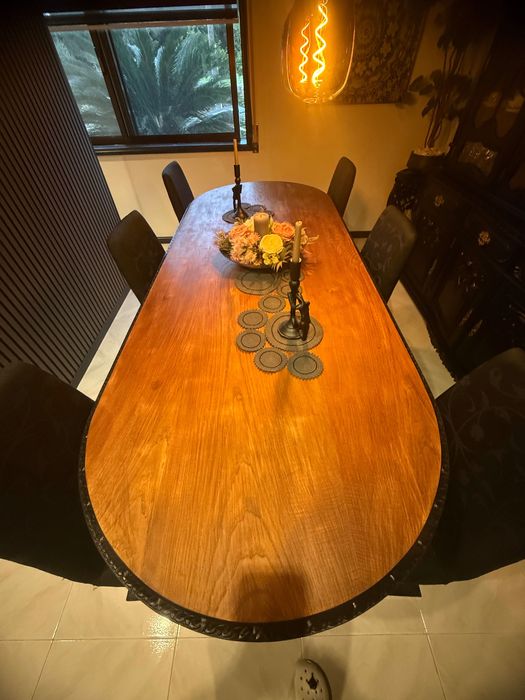 Mesa de jantar em madeira