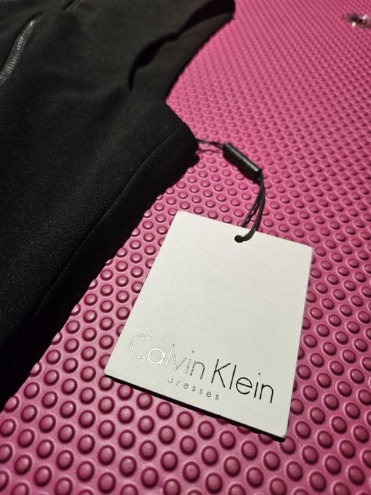 Czarna sukienka Calvin Klein 8