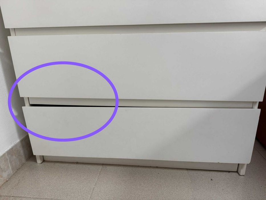 Móvel IKEA com quatro gavetas