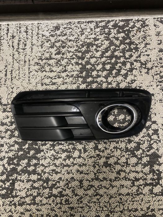 Решетка  противотуманки 8R0 807 682J правая Audi Q5 2012-2016