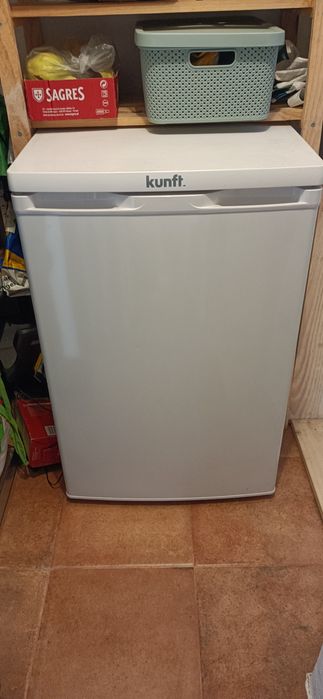 Mesa + 4 cadeiras e Arca congeladora vertical