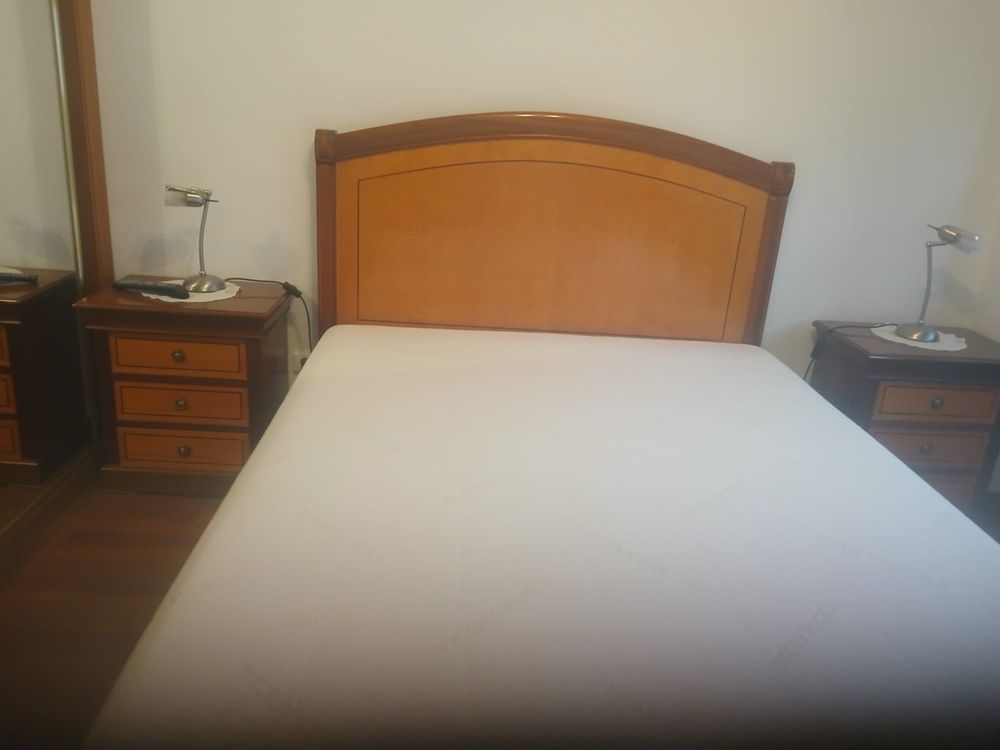 Cama + mesinha cabeceira + colchao massagens