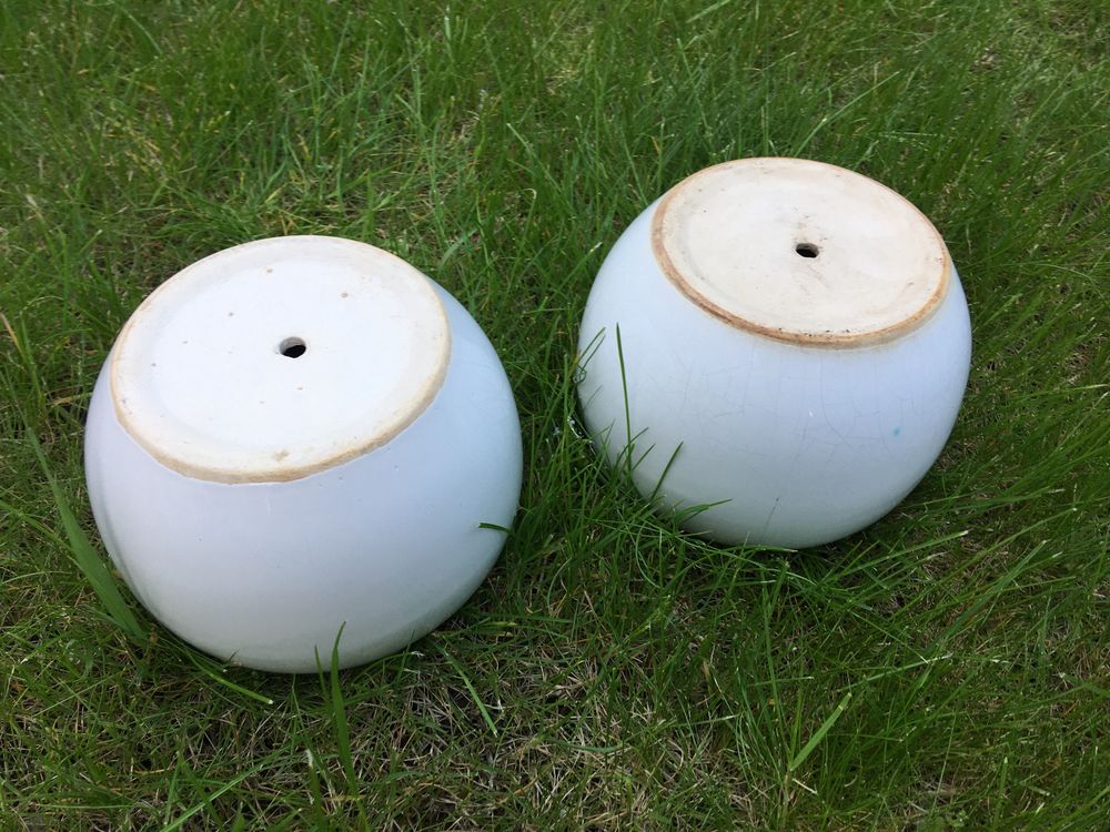 białe doniczki ceramiczne komplet 2 sztuki uszkodzone