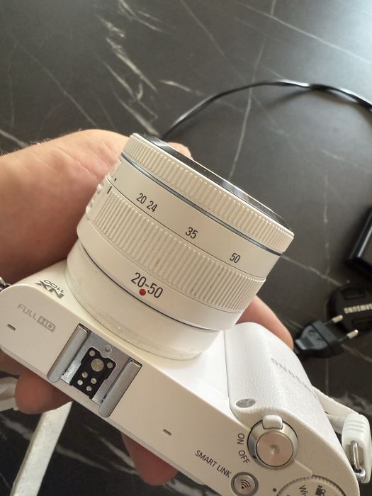 Samsung NX100 - Bezlusterkowiec