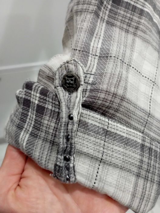 Koszula z ozdobnym krzyżem na plecach