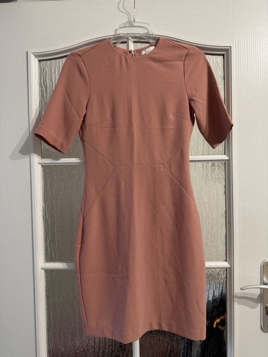 Elegancka sukienka ołówkowa z krótkim rękawem