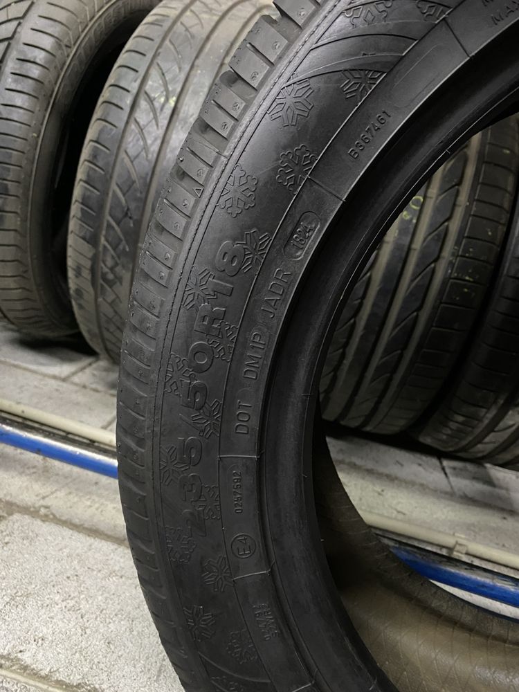 Зимові шини 235/50 R18 (97V) DUNLOP