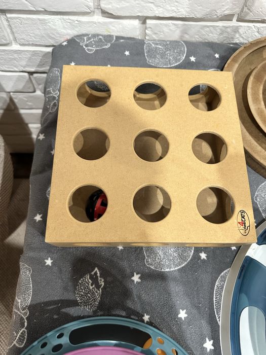 Zestaw zabawek legowisko oraz mata wechowa dla kociaka kota