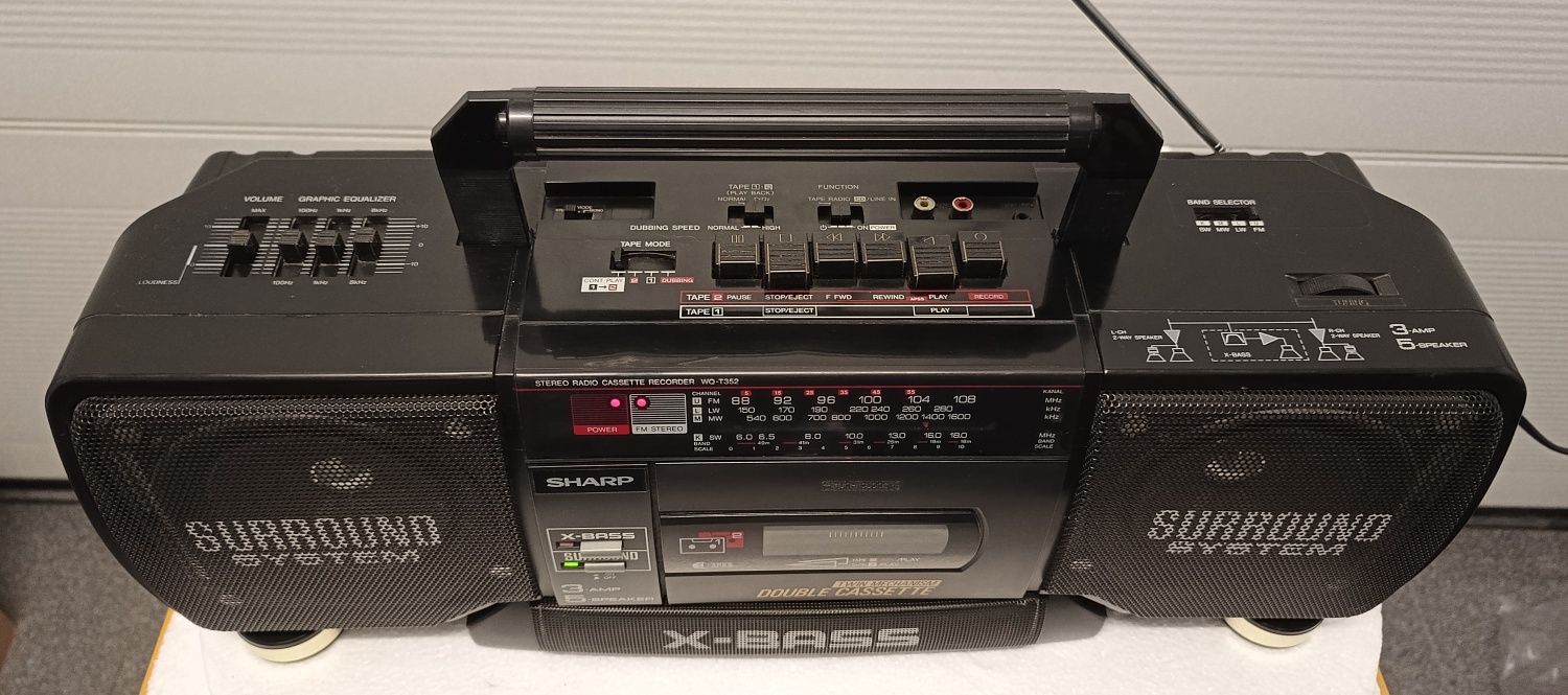 Radiomagnetofon Sharp WQ-T352H(BK) – uszkodzony. Optycznie bdb.