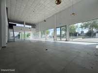 Pavilhão com 170m2 de área - Zona Industrial