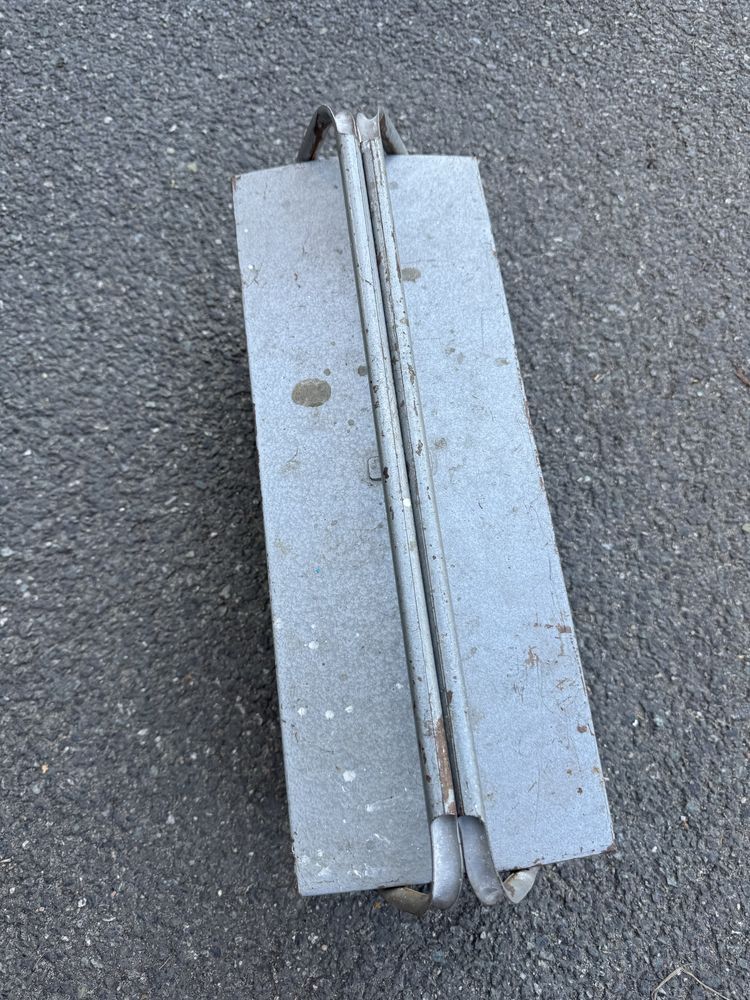 Skrzynka metalowa na narzedzia