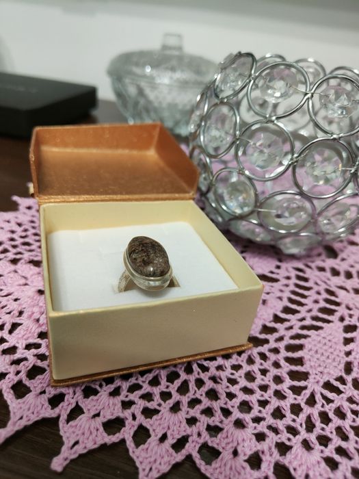 Duży srebrny pierścionek z kamieniem