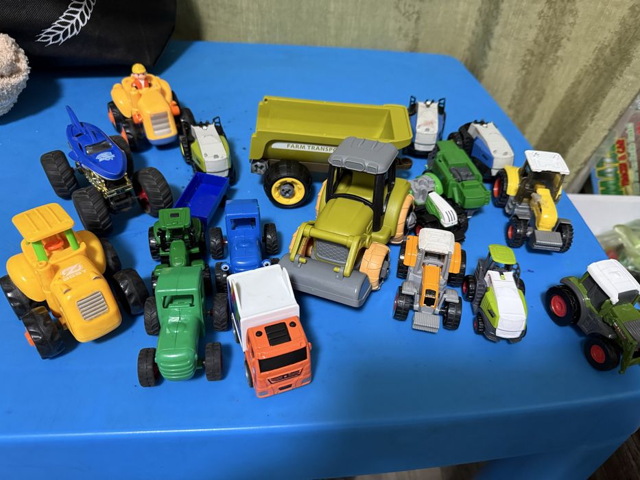 Два набори з тракторів дитячі