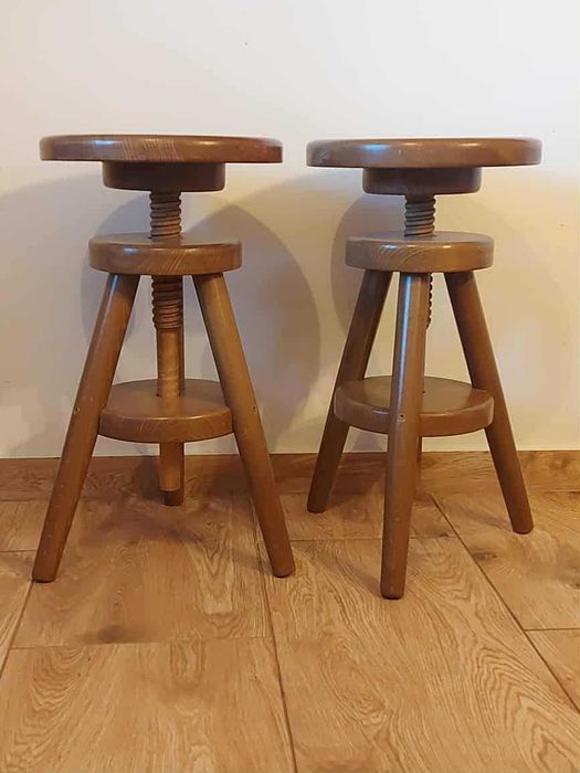 Sprzedam dwa obrotowe stołki barowe wykonane z litego dębu