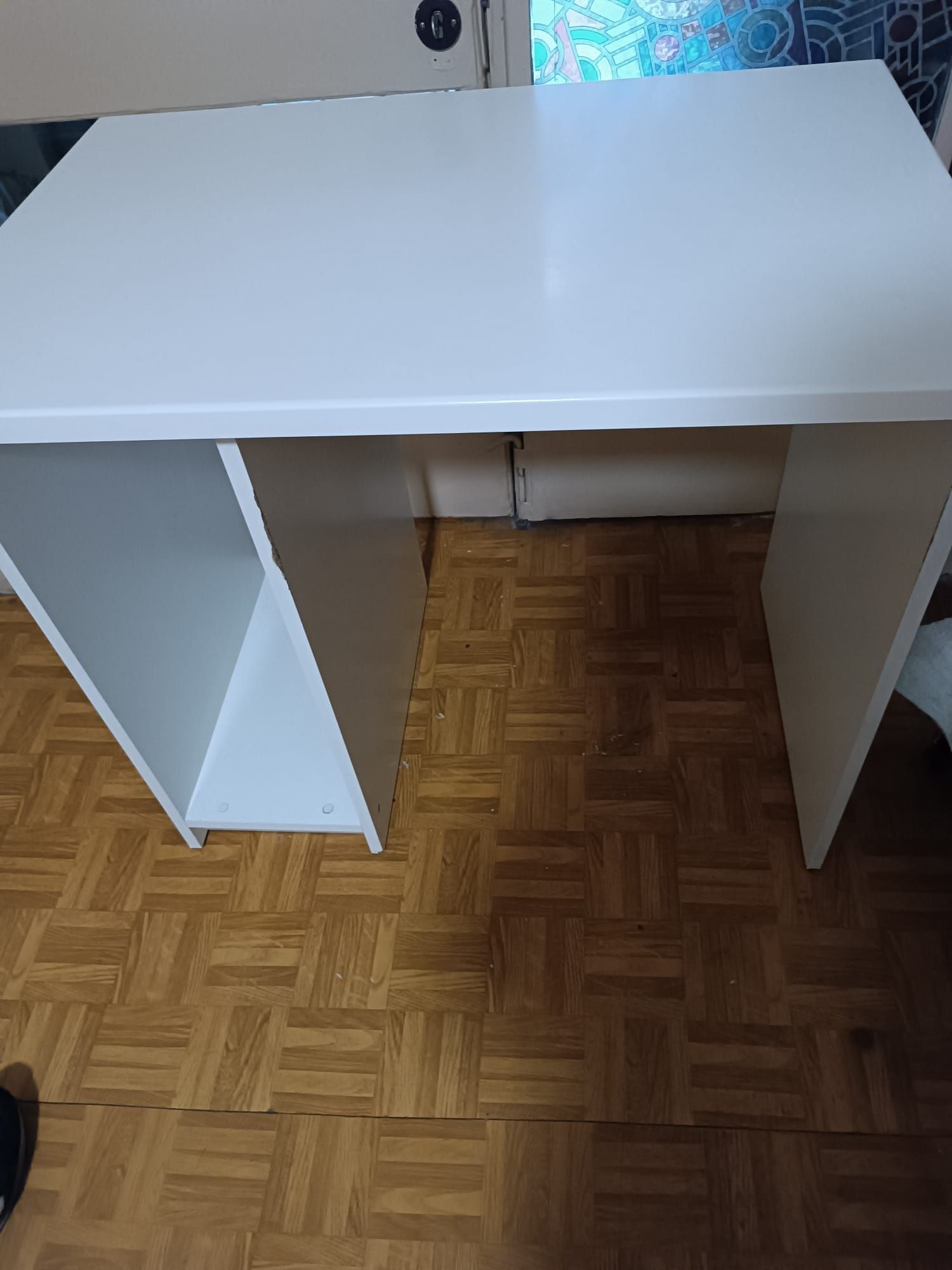 Białe, solidne biurko