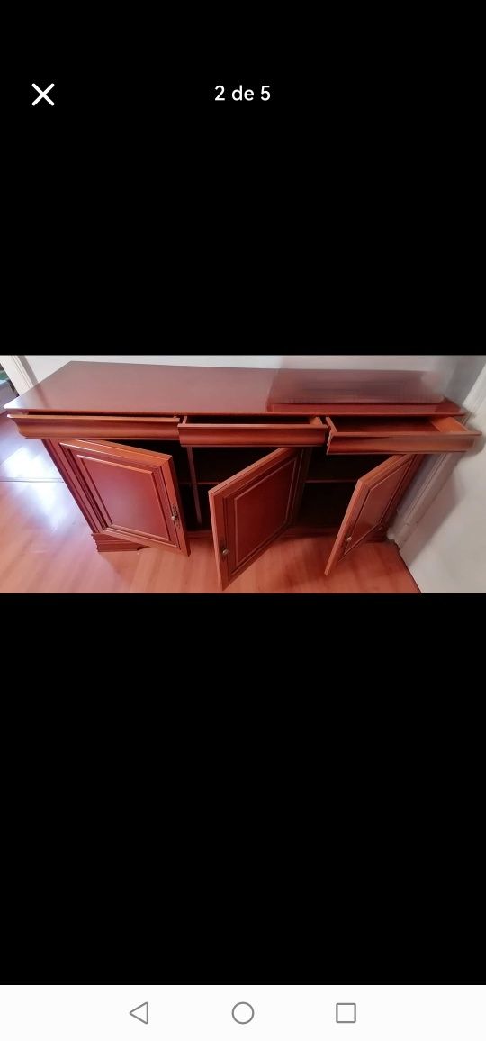 Móvel de sala com três portas e três gavetas